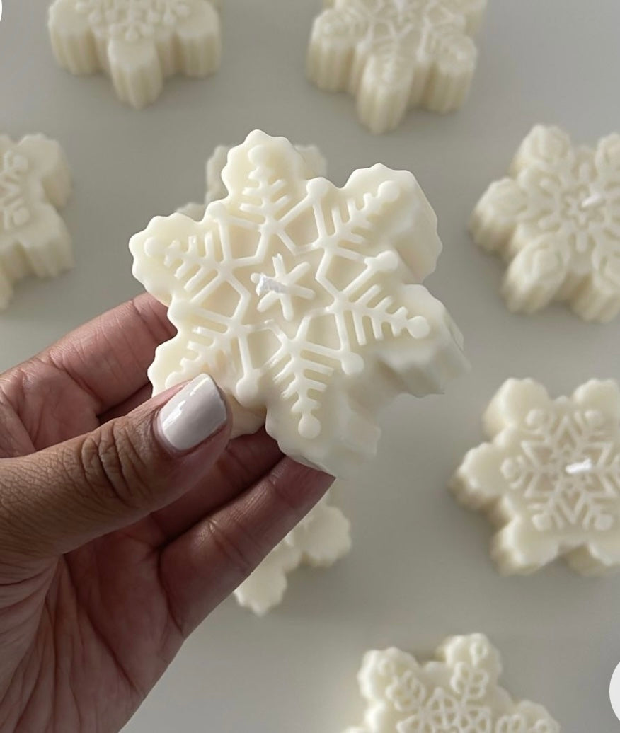 Mark Feldstein & Associates Candele in vetro ghiacciato a forma di fiocco di neve, senza fiamma, set assortito di 3 pezzi Mark Feldstein & Associates Candele in vetro ghiacciato a forma di fiocco di neve, senza fiamma, set assortito di 3 pezzi